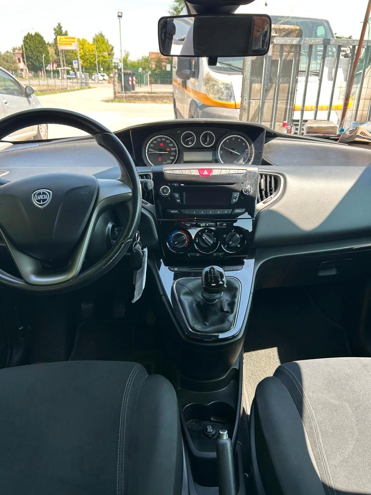 Lancia Ypsilon 1.2 69 CV 5 porte S&S Silver OK NEO PATENTATI