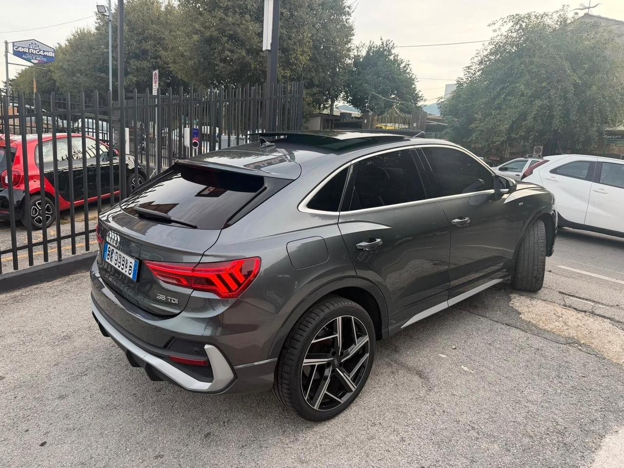 Audi Q3 35 TDI S tronic Identity Black