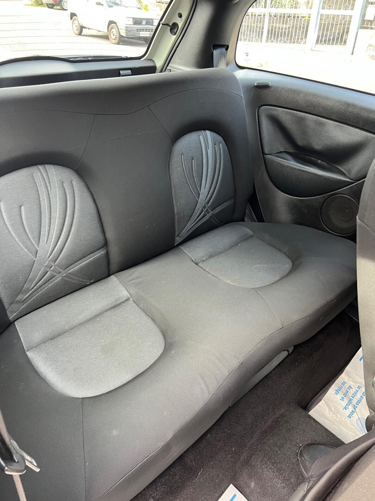 Lancia Ypsilon 1.3 MJT 75 CV Unyca