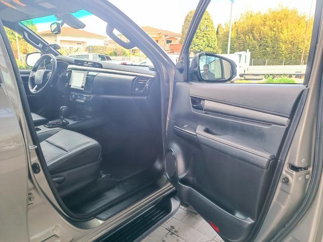 TOYOTA Hilux 2.8 D A/T 4WD 4 porte Double Cab Invincible
