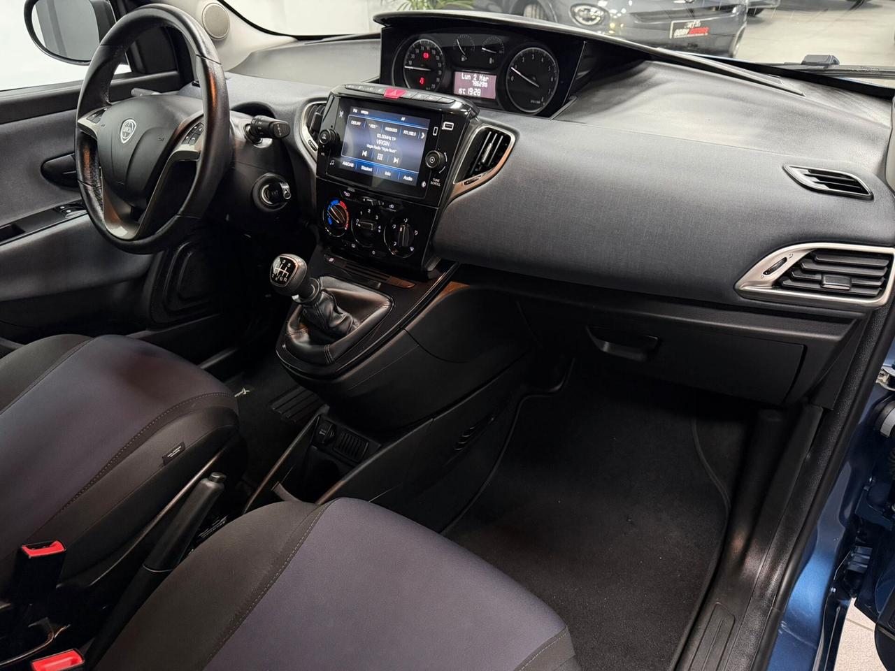 Lancia Ypsilon 1.0 FireFly 5 porte S&S Hybrid Ecochic Silver