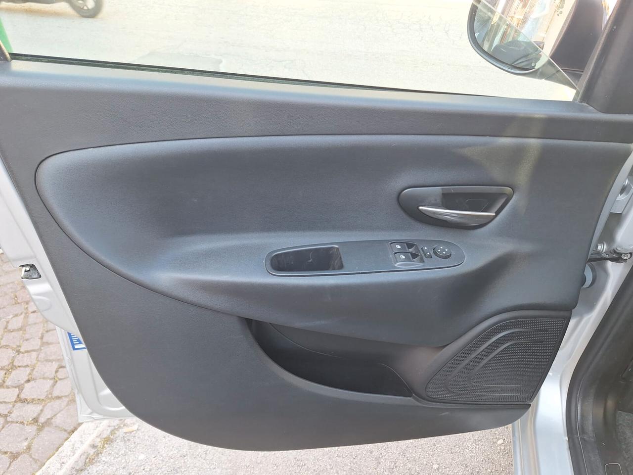 Lancia Ypsilon 1.2 69 CV 5 porte GPL Ecochic Silver