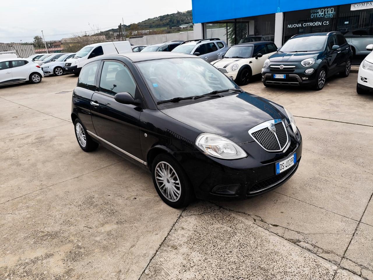 Lancia Ypsilon 1.3 MJT 75 CV Oro