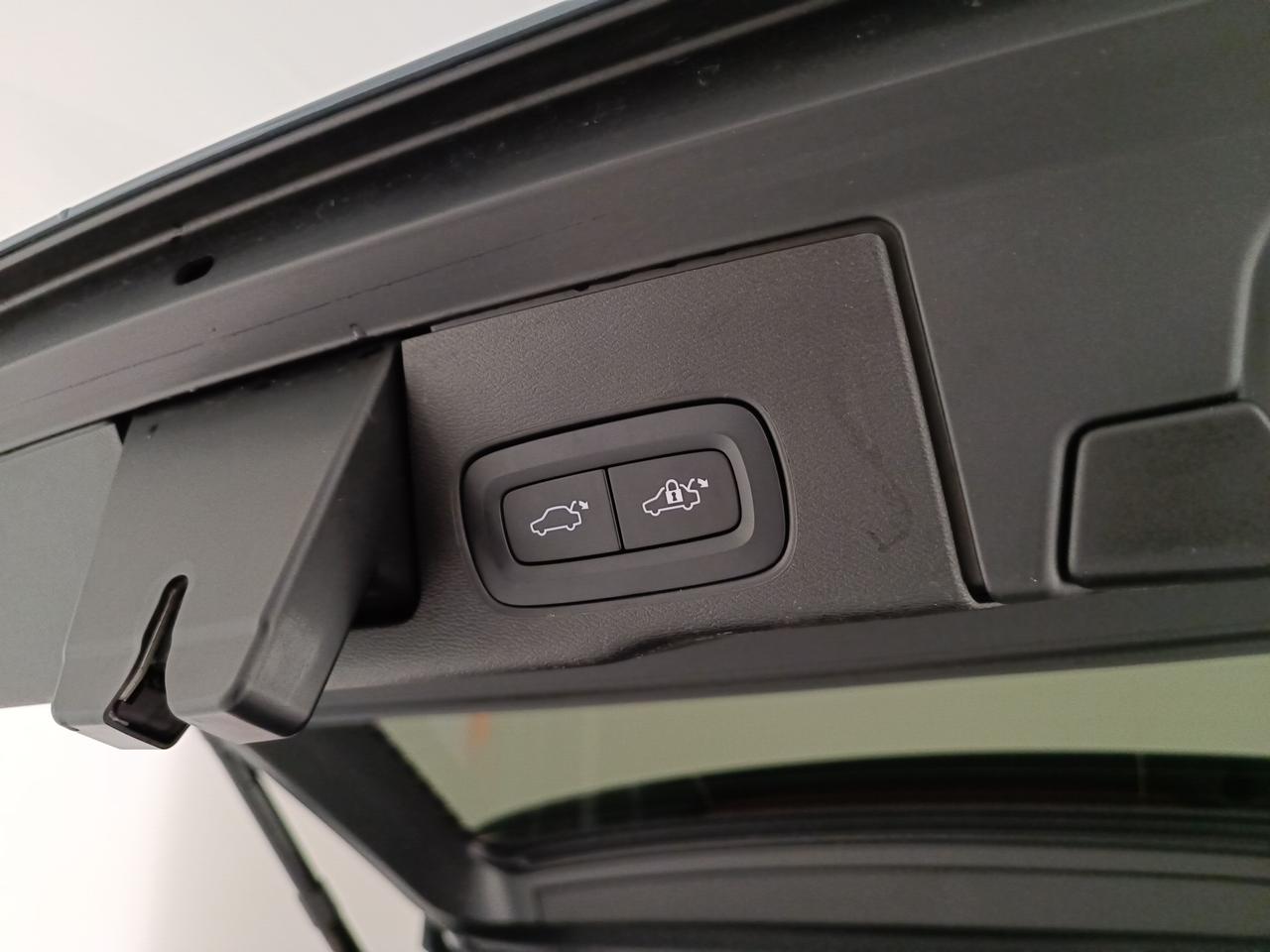 VOLVO XC60 2.0 b4 Plus Dark auto