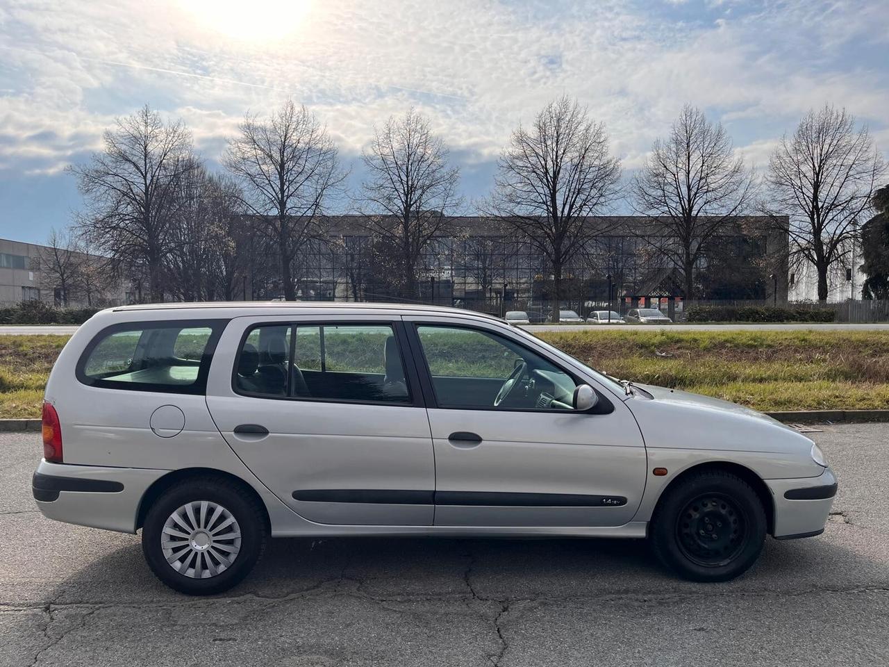 Renault Megane Mégane 1.4 16V 5 porte Confort Authentique