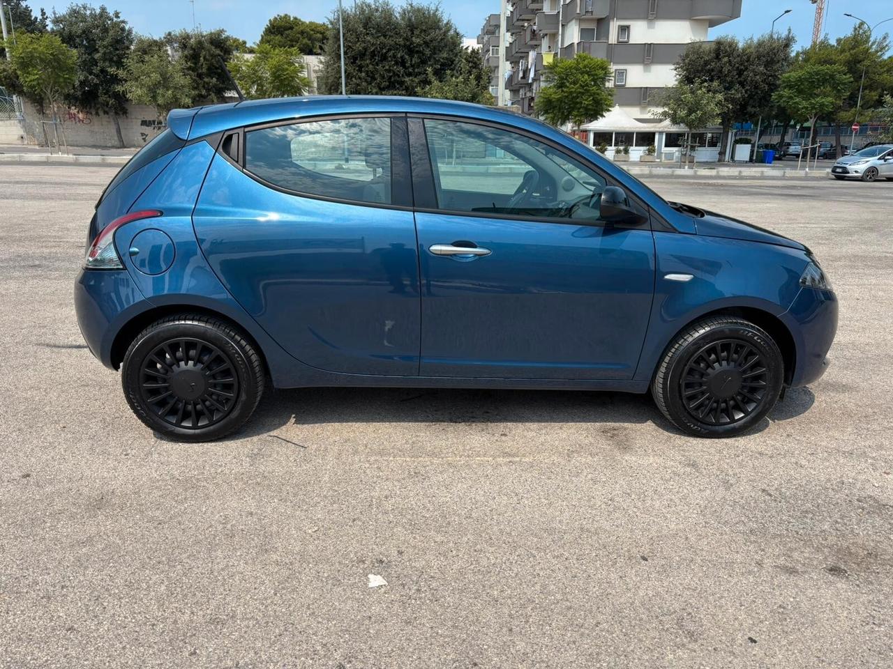Lancia Ypsilon 1.0 FireFly 5 porte S&S Hybrid Silver