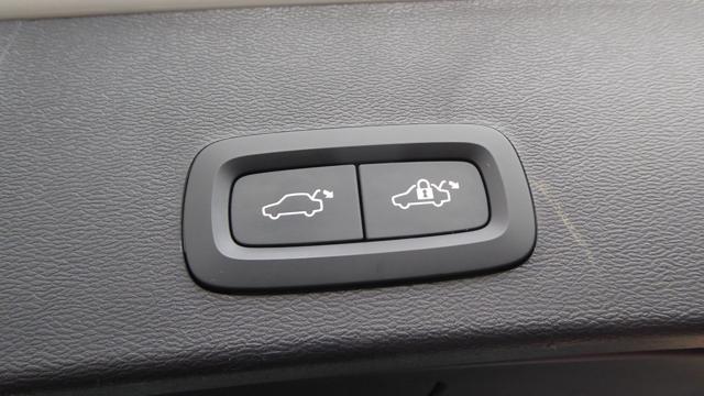 VOLVO XC40 B3 automatico Plus Dark