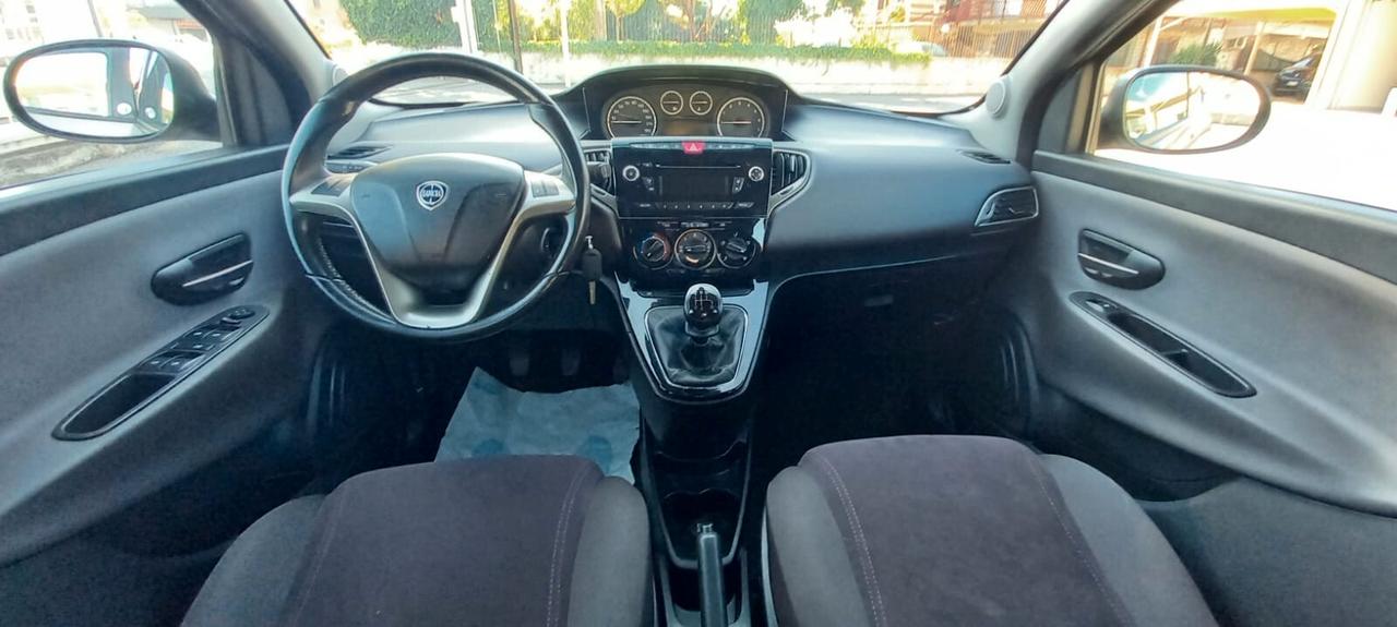 Lancia Ypsilon cc. 1.242 Benzina - GPL 5 Porte 5 Posti Modello Gold.