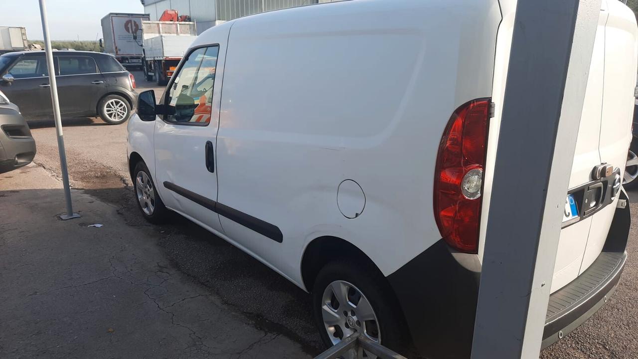 Opel Combo 1.6 CDTi perfetto se ai un furgone da dare in permuta dal 2009 in poi costa solo £5400
