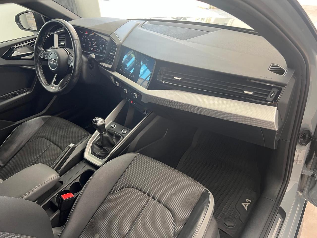 Audi A1 citycarver 30 TFSI Identity Contrast