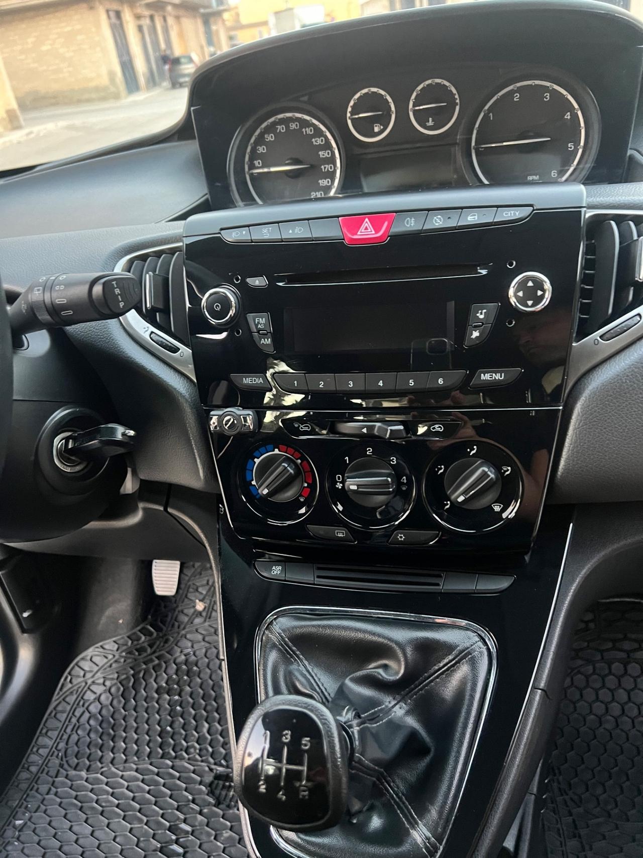 Lancia Ypsilon 1.3 MJT 16V 95 CV 5 porte S&S Elefantino