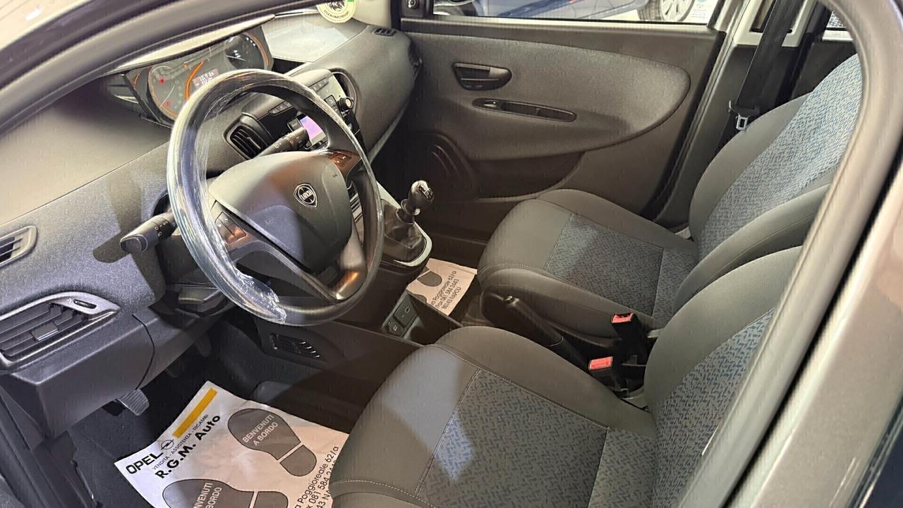 Lancia Ypsilon 1.0 FireFly 5 porte S&S Hybrid Silver