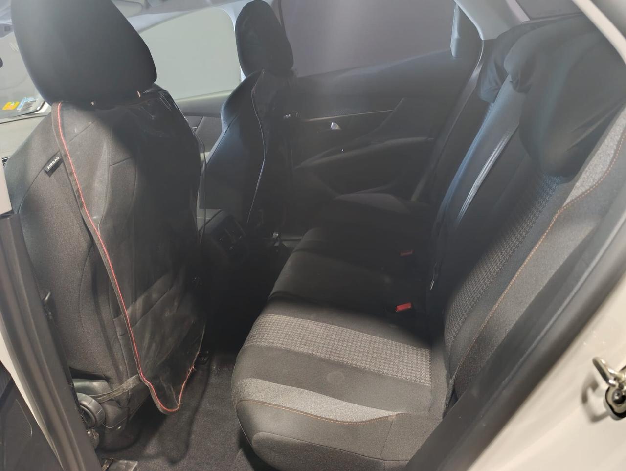 Peugeot 3008 del 2018 - AUTOMATICA 140.000 km -