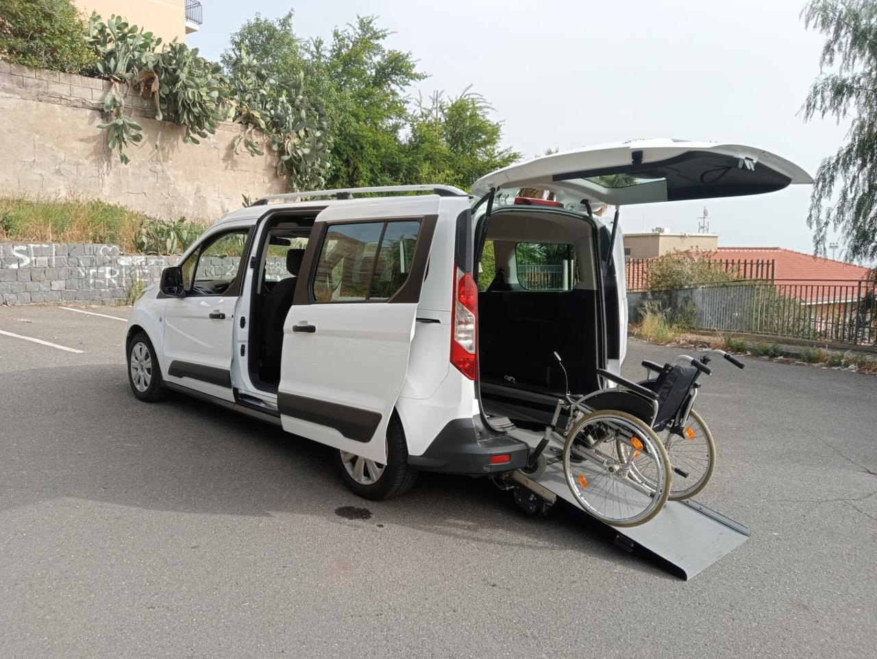 Ford Tourneo Connect Pianale ribassato con rampa disabili in carrozzina