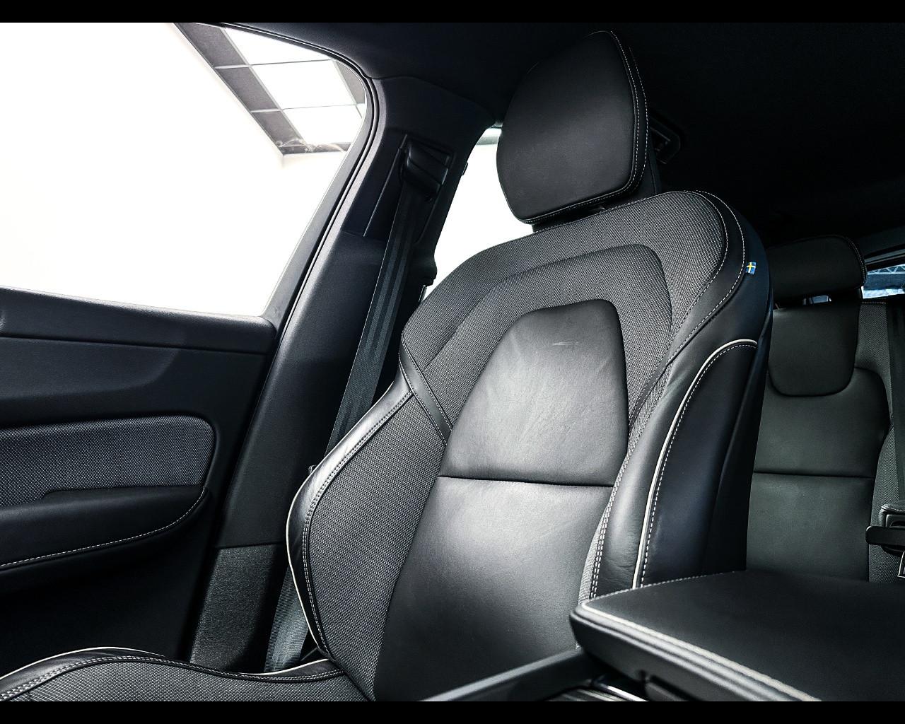 VOLVO XC60 B4 (d) AWD automatico Plus Dark