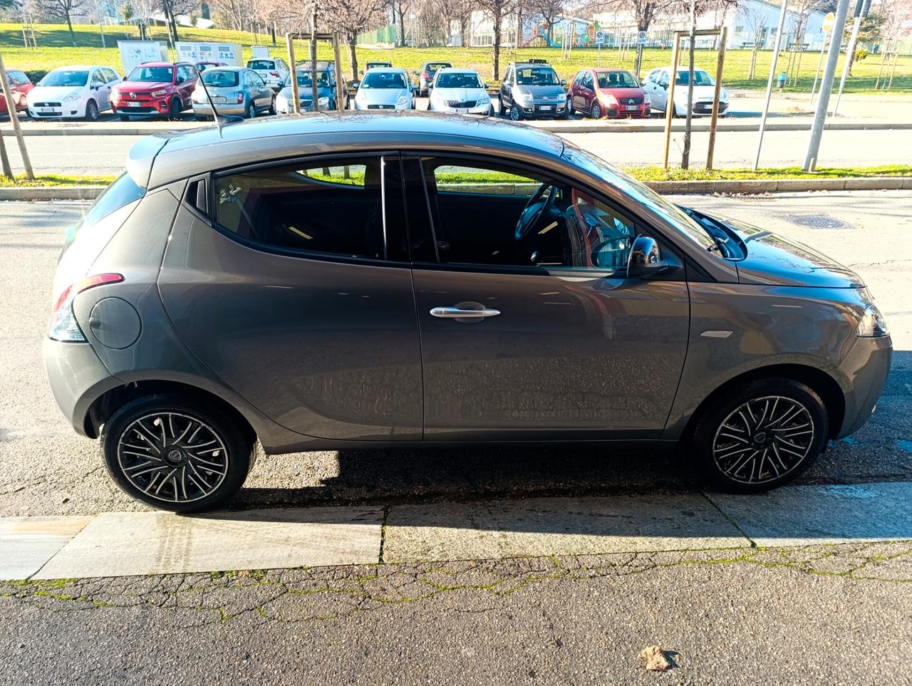 Lancia Ypsilon 1.0 S&S Hybrid Gold --6000 km--