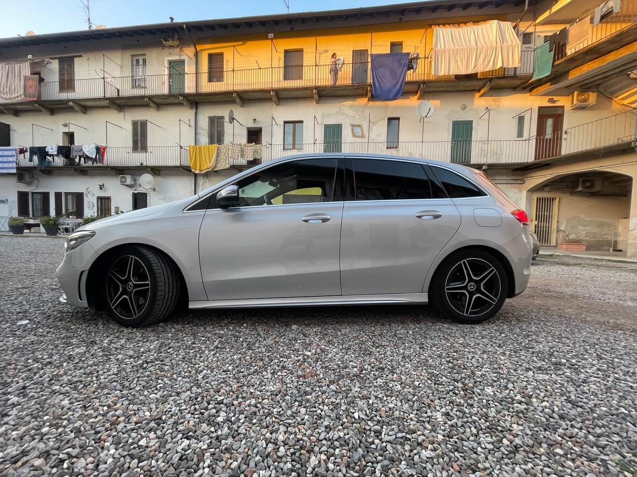 Mercedes-Benz B 180 AMG Line Premium