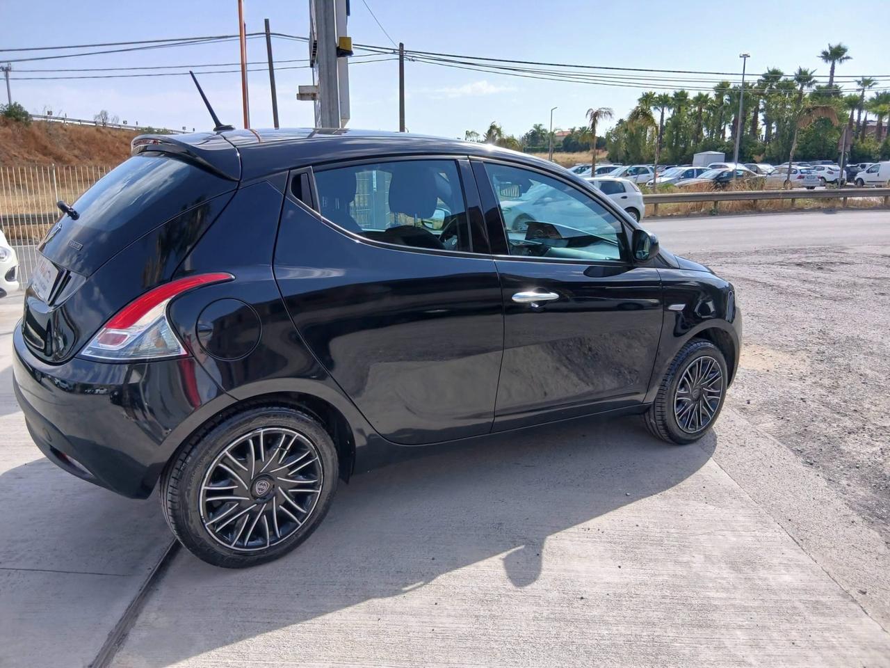 Lancia Ypsilon 1.0 FireFly 5 porte S&S Hybrid Alberta Ferretti