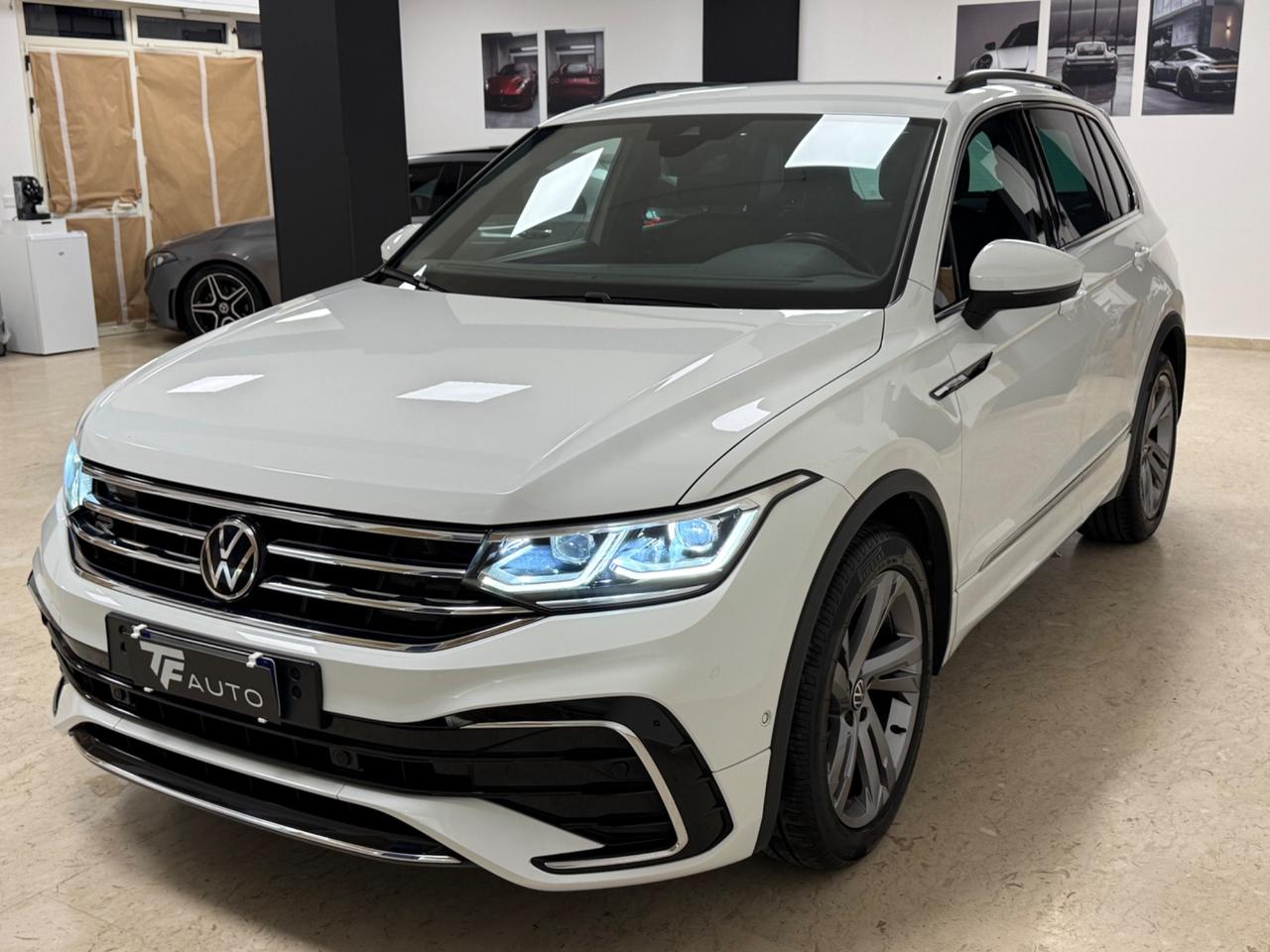Volkswagen Tiguan 2.0 TDI 150 CV DSG R-Line retro camera, luci ambiente