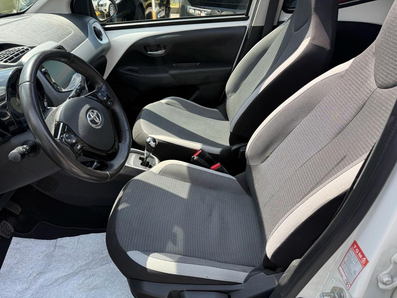 Toyota Aygo Connect 1.0 VVT-i 72 CV 5 porte x-clusiv red style Cabrio