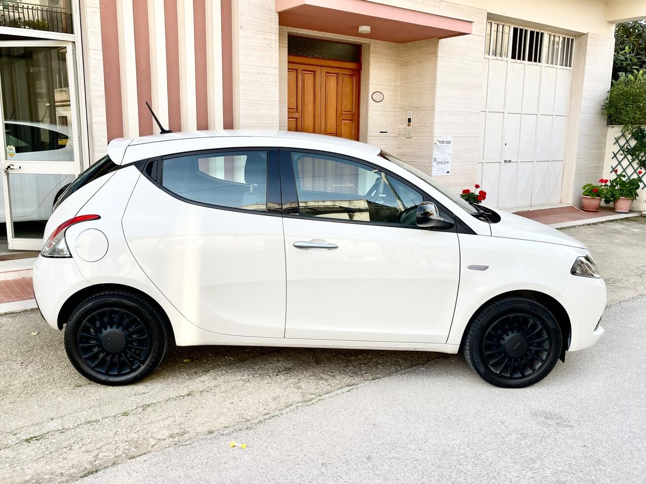 Lancia Ypsilon 1.0 FireFly 5 porte Hybrid Ecochic Silver 2022