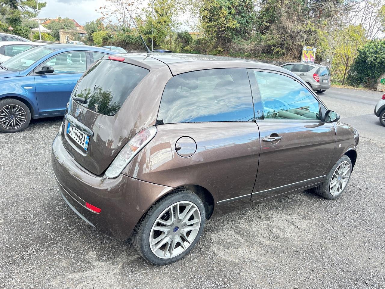 Lancia Ypsilon 1.3 MJT 75 CV Versus