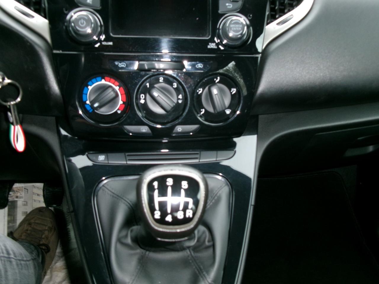 Lancia Ypsilon 1.0 FireFly 5 porte S&S Hybrid Ecochic Gold