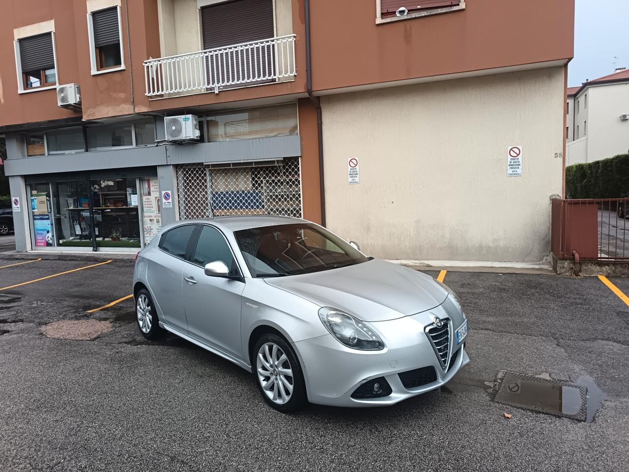 Alfa Giulietta 2.0 JTDm-2 140 CV Distinctive ok neo patente