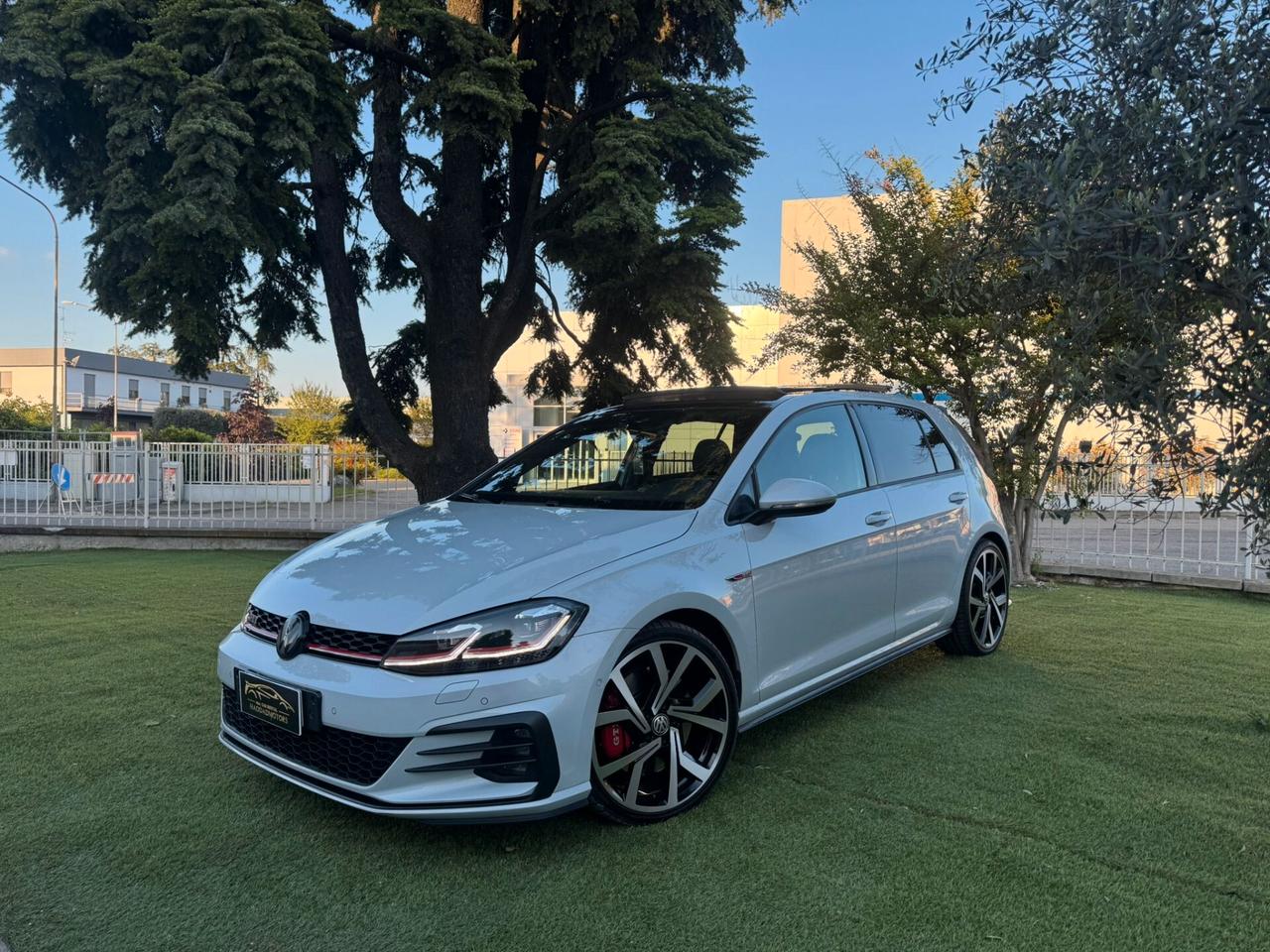 Volkswagen Golf GTI Golf 2.0 TSI GTI