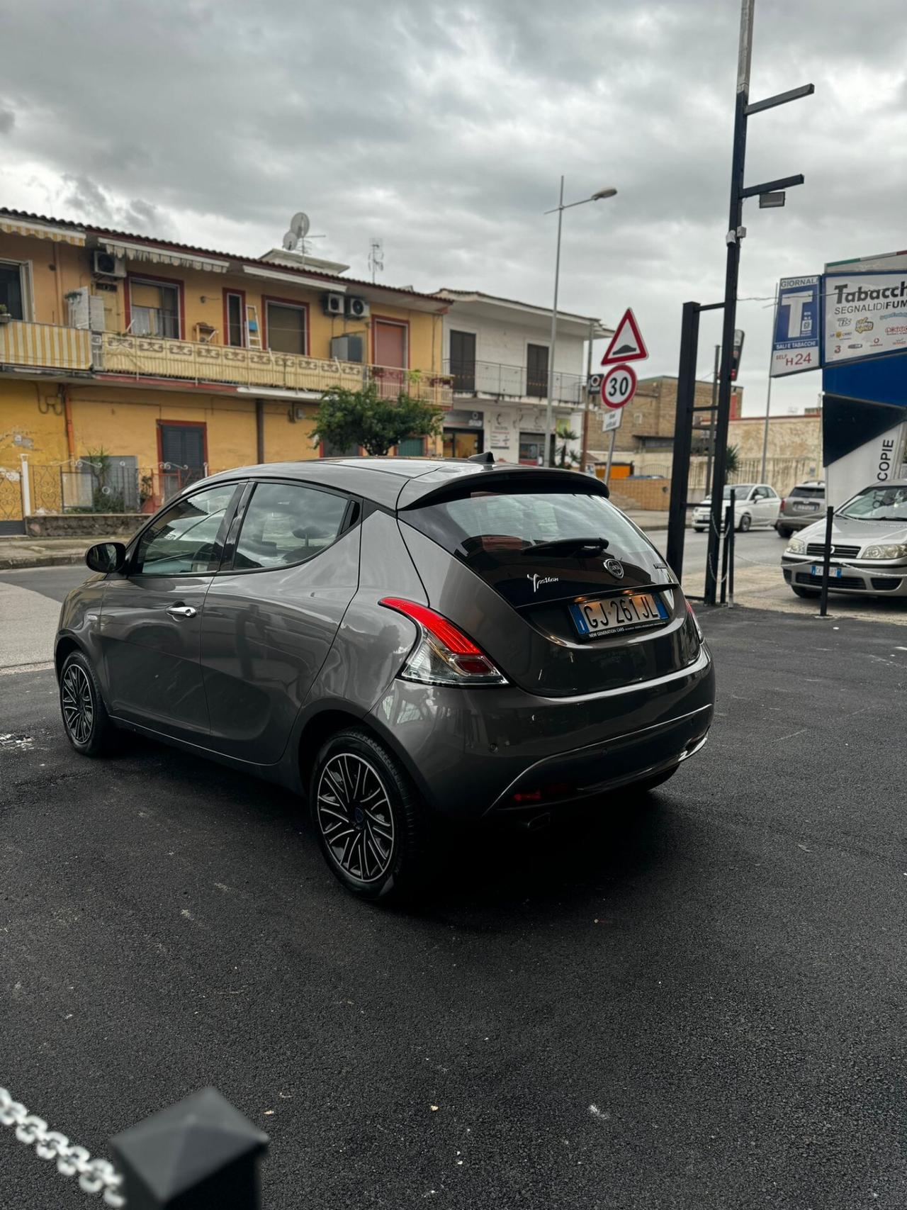 Lancia Ypsilon 1.0 FireFly 5 porte S&S Hybrid Ecochic Silver