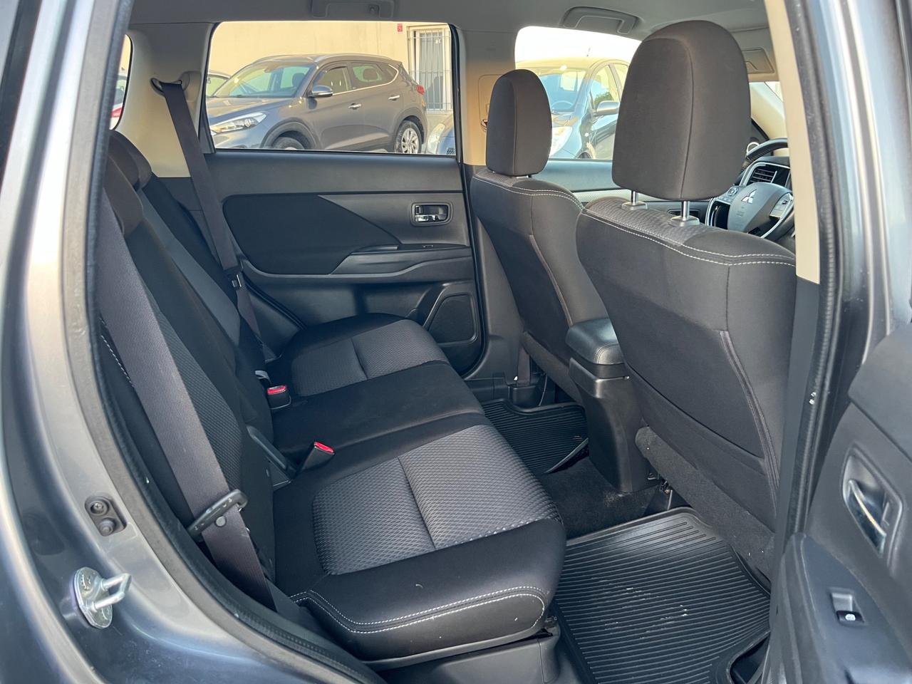 Mitsubishi Outlander 2.2 DI-D 4WD I 7 posti 2017