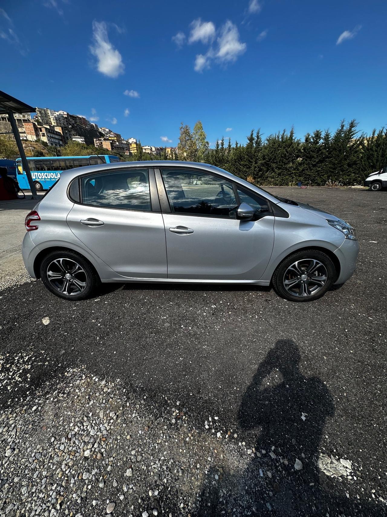 Peugeot 208 1.4 HDi 68 CV 5 porte Allure