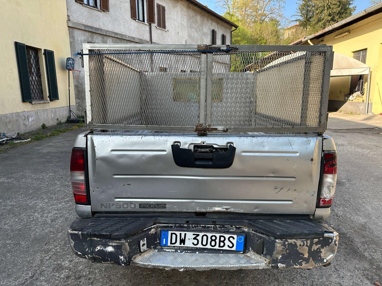 Nissan NP300 2.5 tdi 2p. King Cab Premium - 4x4