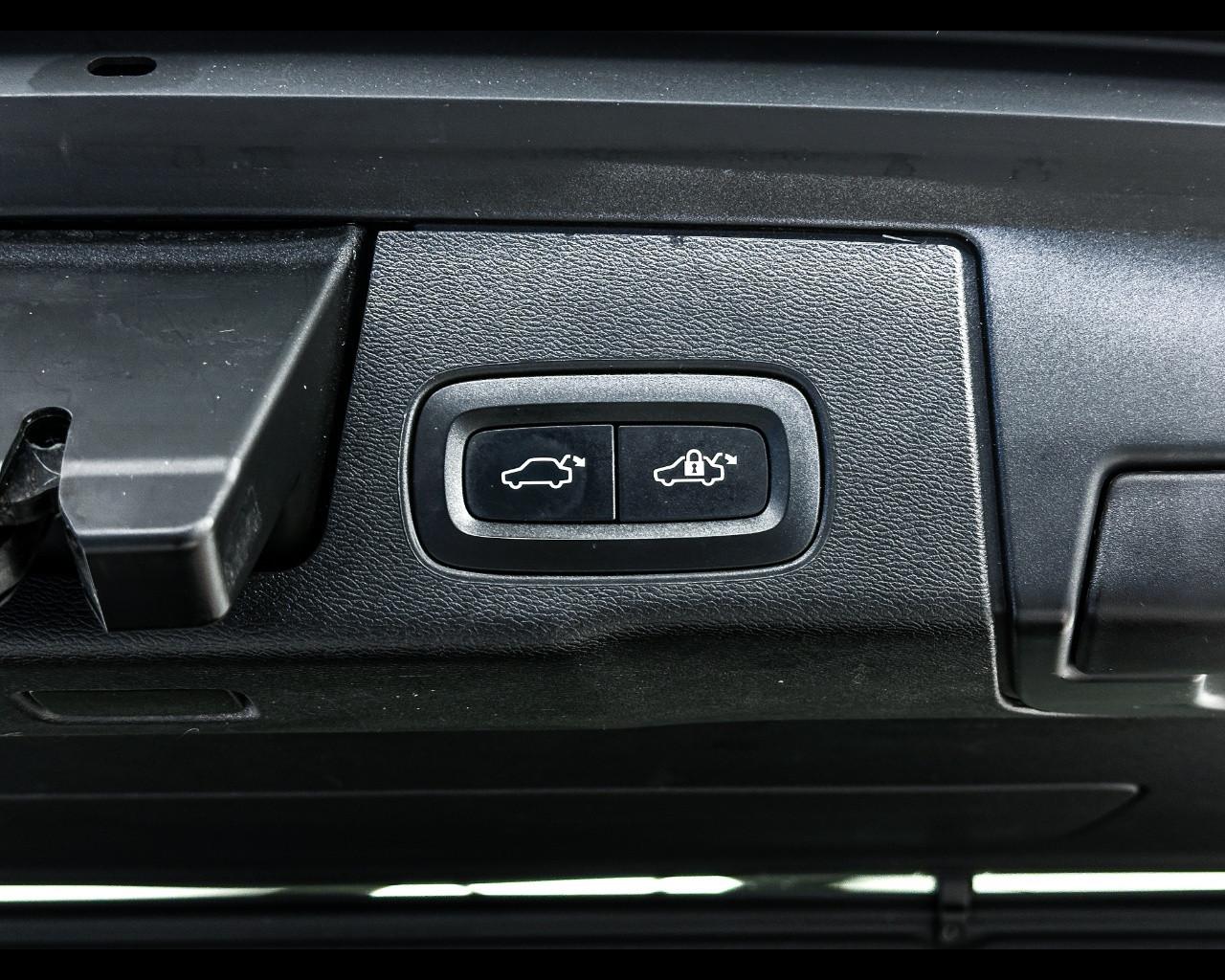 VOLVO XC60 (2017-->) - XC60 T6 Recharge Plug-in Hybrid AWD Inscrip