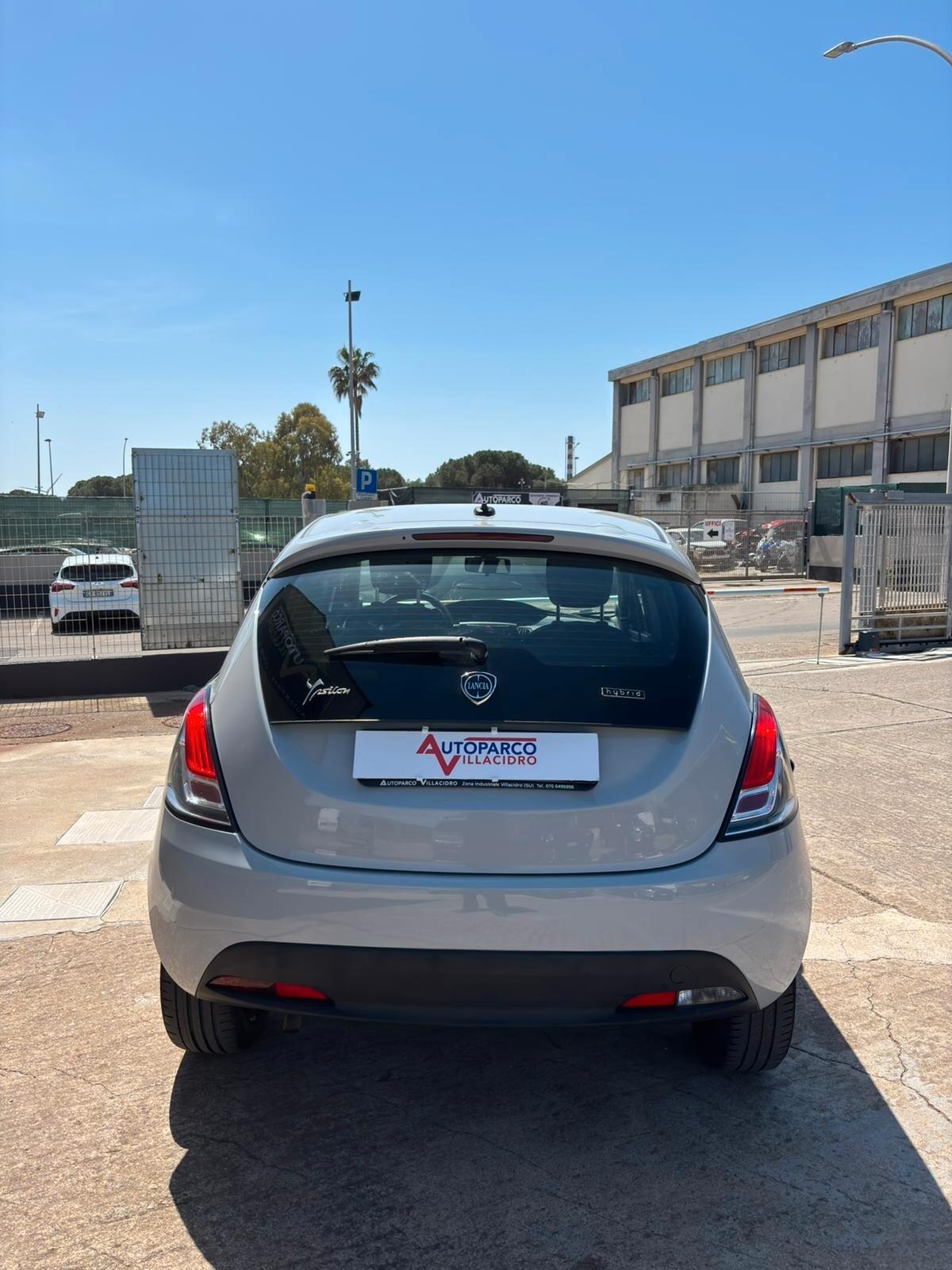 Lancia Ypsilon 1.0 FireFly 5 porte S&S Hybrid Ecochic Silver