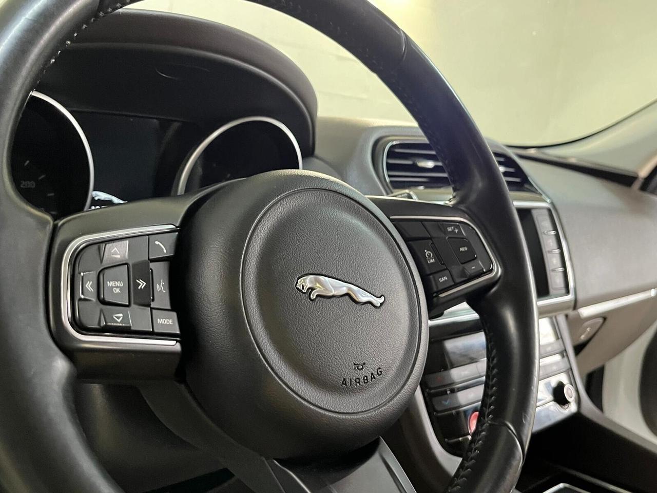 Jaguar F-Pace 2.0 D 180 CV Prestige