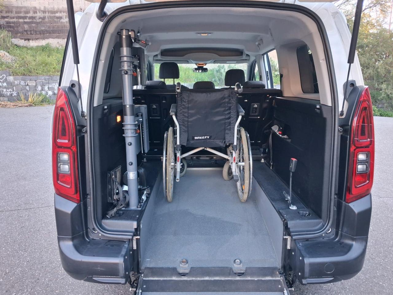 Citroen Berlingo Pianale ribassato con rampa disabili in carrozzina