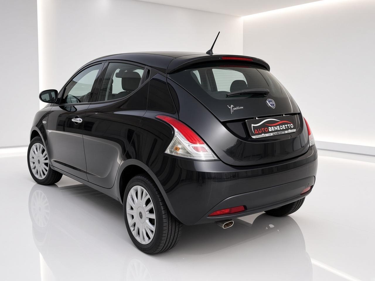 Lancia Ypsilon 1.2 69 CV Silver 2013