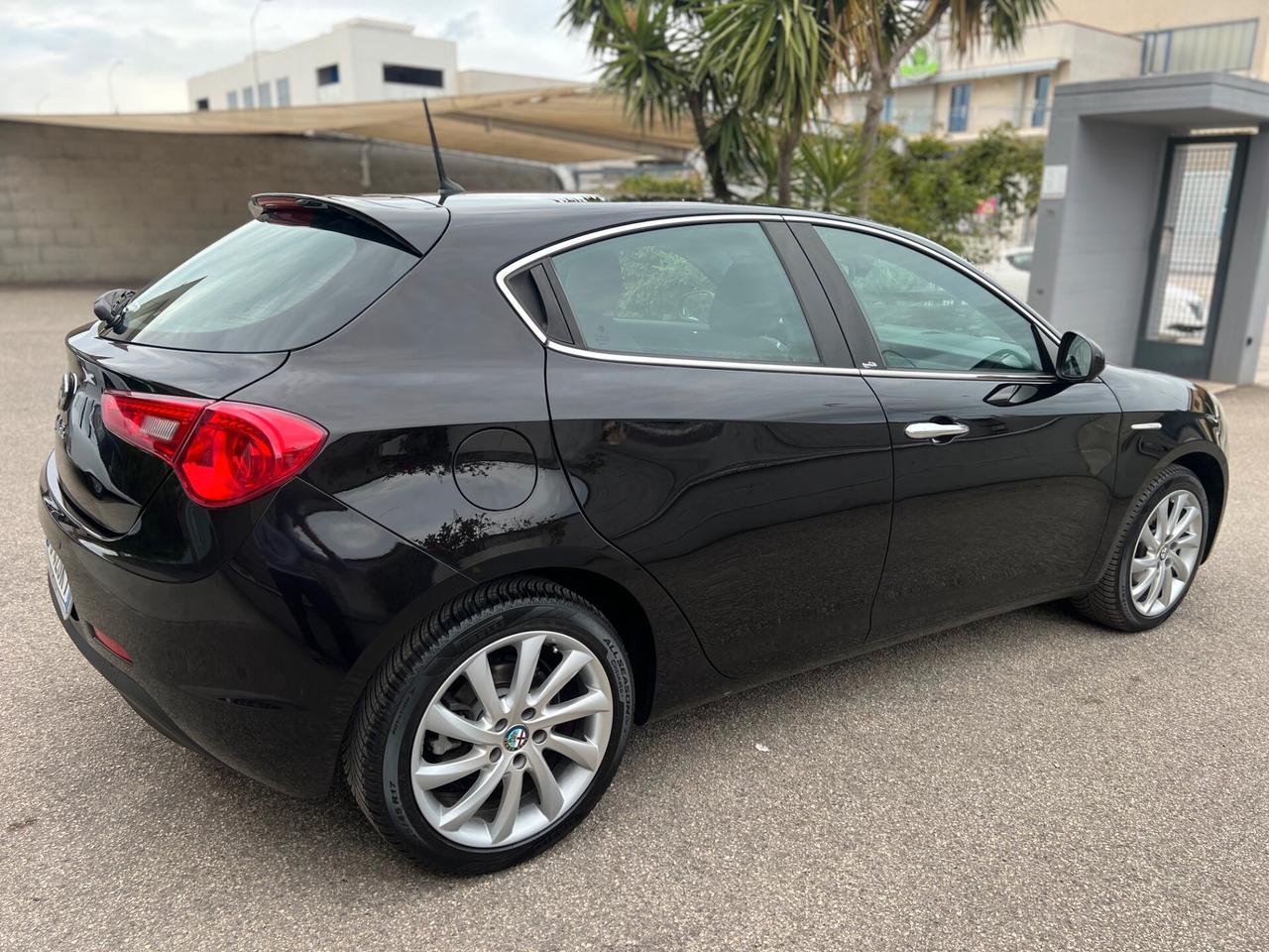 Alfa Romeo Giulietta 1.6 jtdm Distinctive 120cv PDC/CLIMA/TEL/17; PERFETTA!!