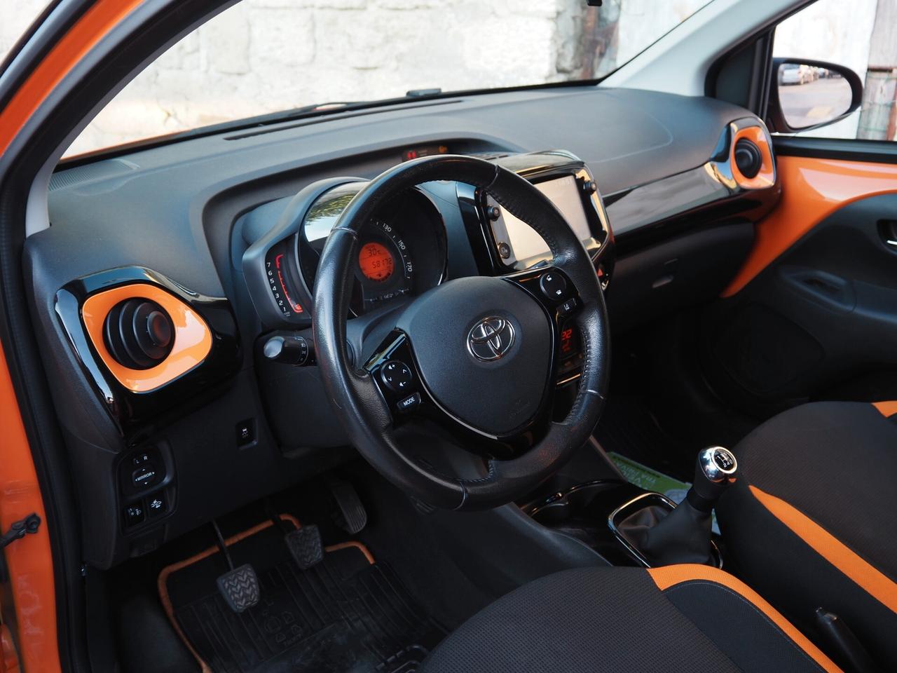 Toyota Aygo Connect orange 1.0 VVT-i 72 CV 5 porte x-wave