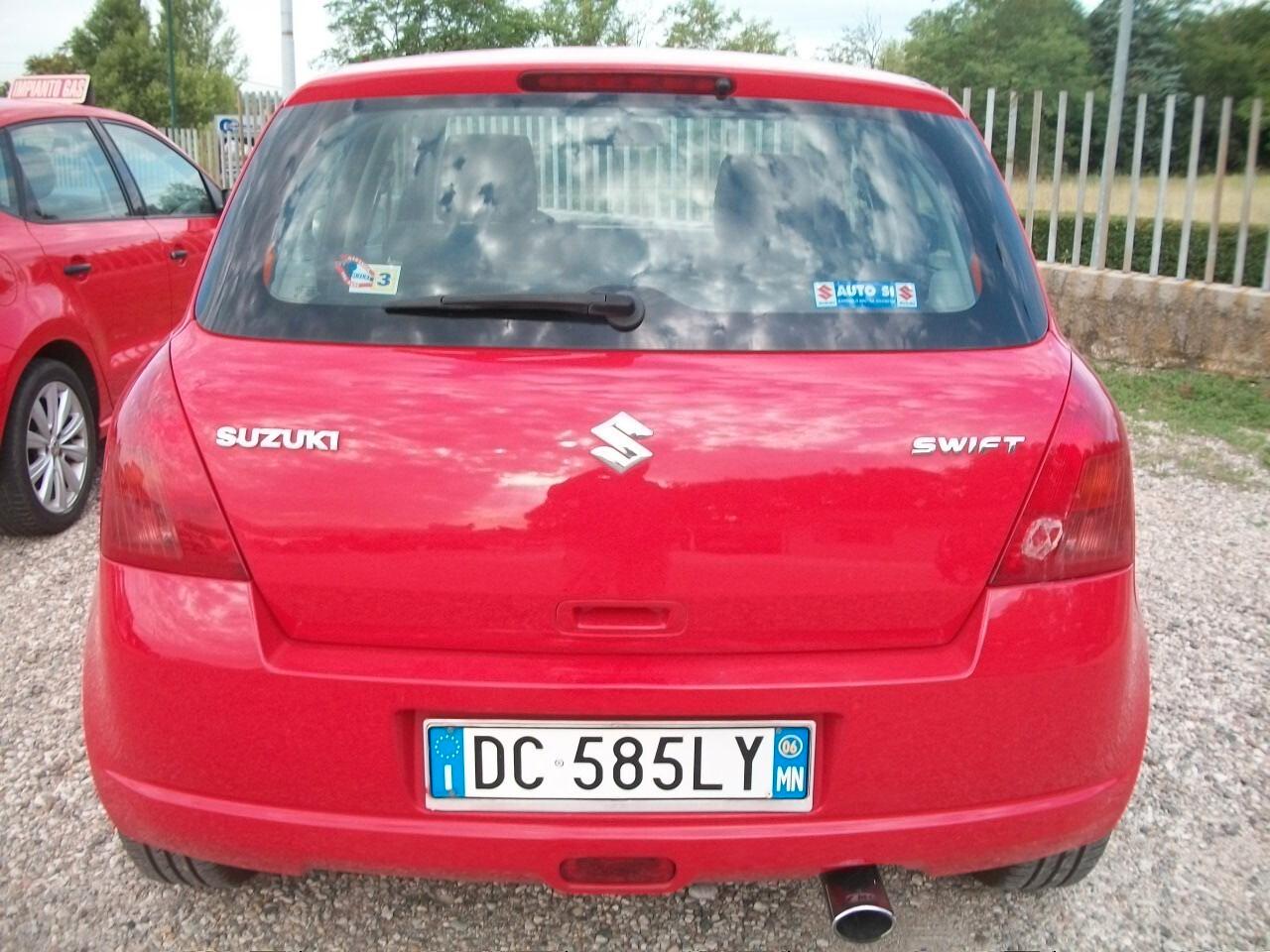 Suzuki Swift 1.3 5p. GLX KM 200.300 CC 1328 BENZINA EURO 04 REVISIONE SCADE 30/06/2026 BOLLATA 30/06/2026 SI NEOPATENTATI UNICO PROPRIETARIO GIA FATTA LA FRISIONE GOMMATA 95/100 GARANZIA UN ANNOCOME NUOVA