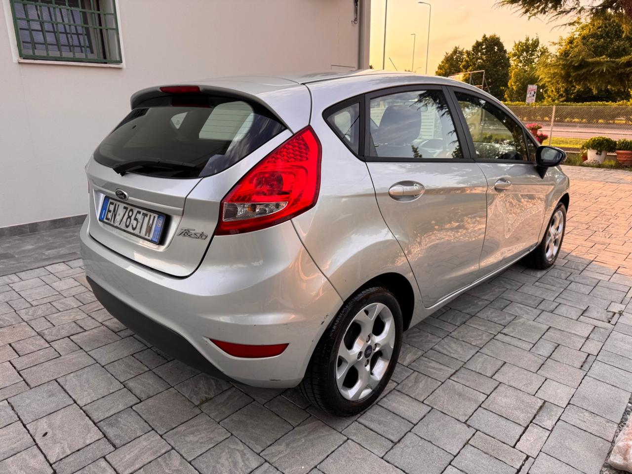 Ford Fiesta Ikon 1.4 TDCi 70CV 5 porte OK NEOPATENTATI