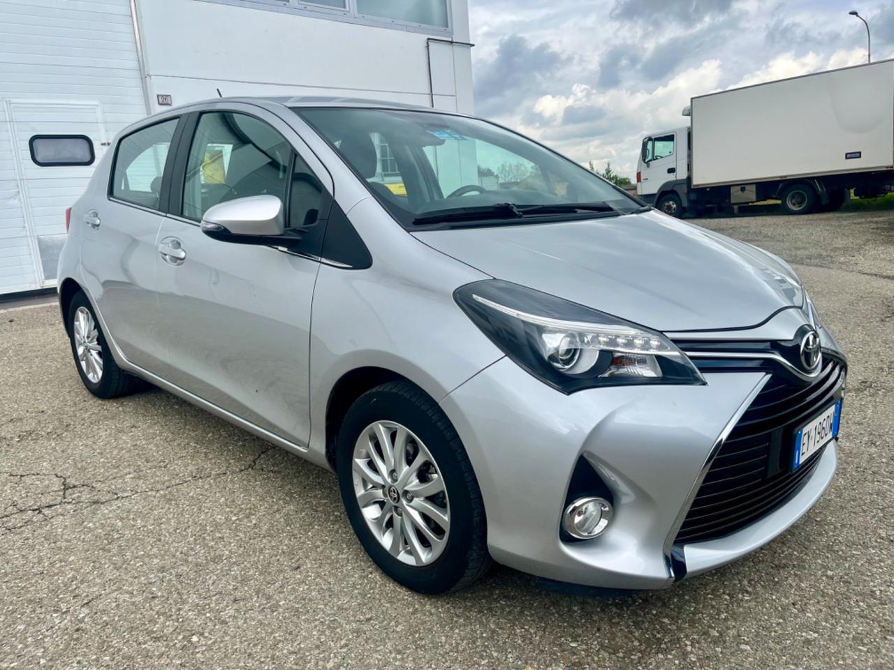 Toyota Yaris 1.3benz 2015 90.000km perfetta per neopatentati