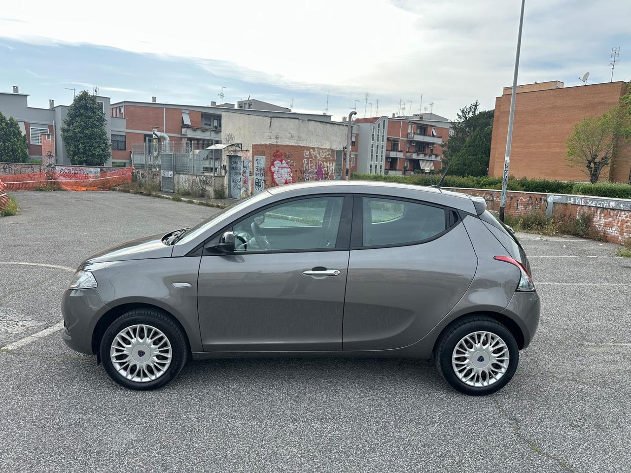 Lancia Ypsilon 1.0 Firefly Hybrid Silver