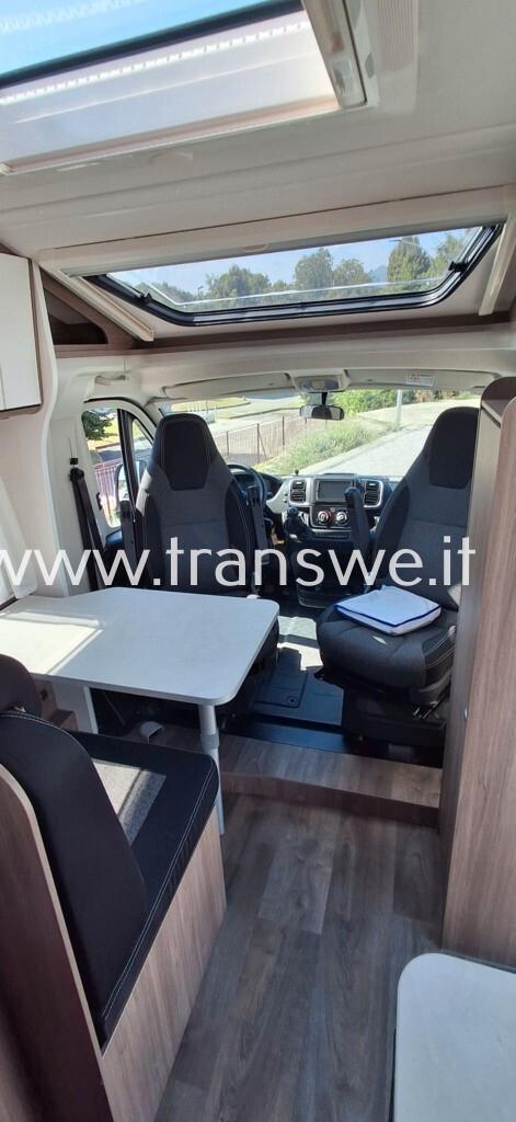 Carado V132 PRO+ camper van compatto letto matrimoniale posteriore