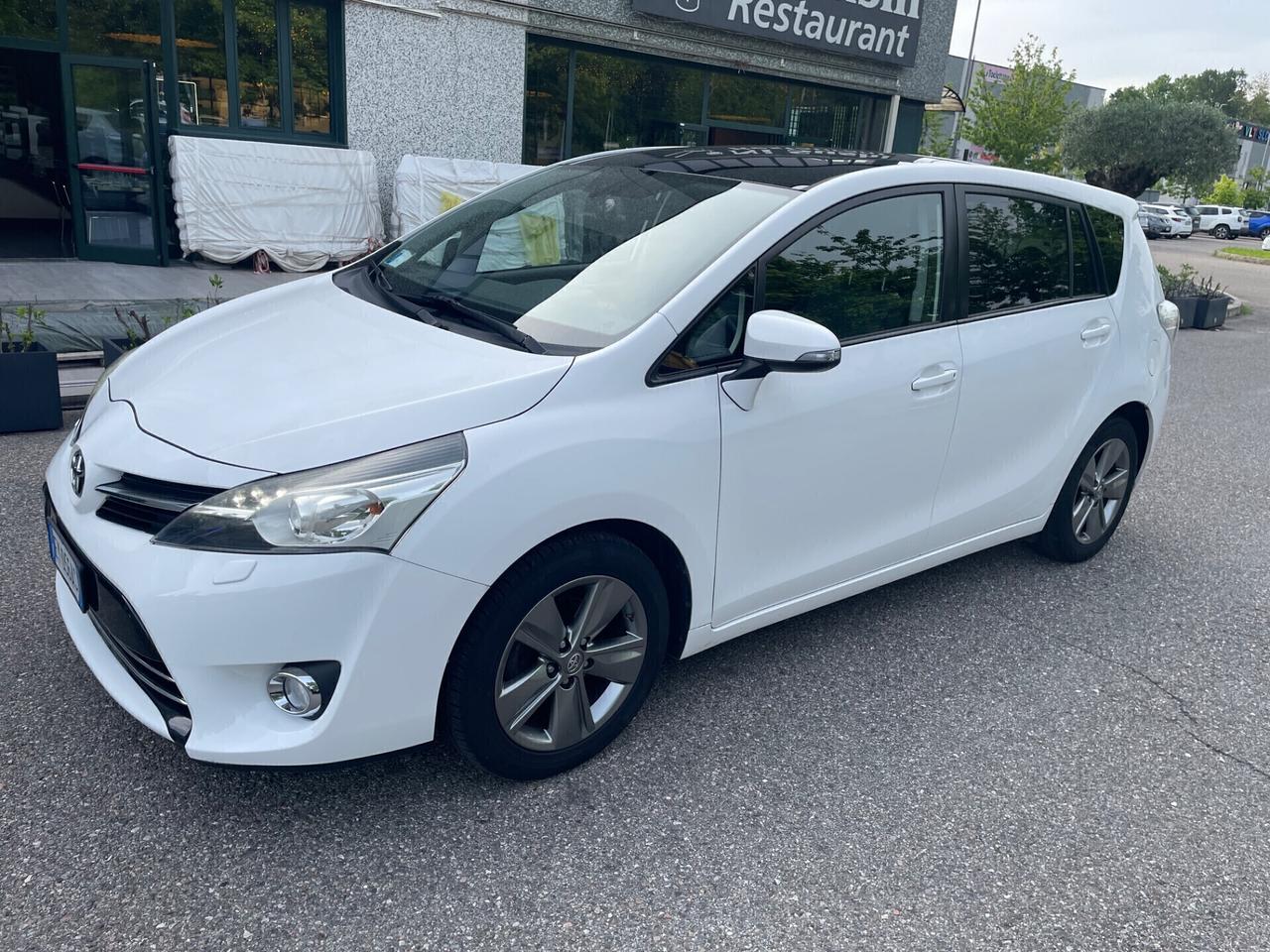 Toyota Verso 1.6 D-4D 7 posti*Tetto*Navi*Neopatentati*