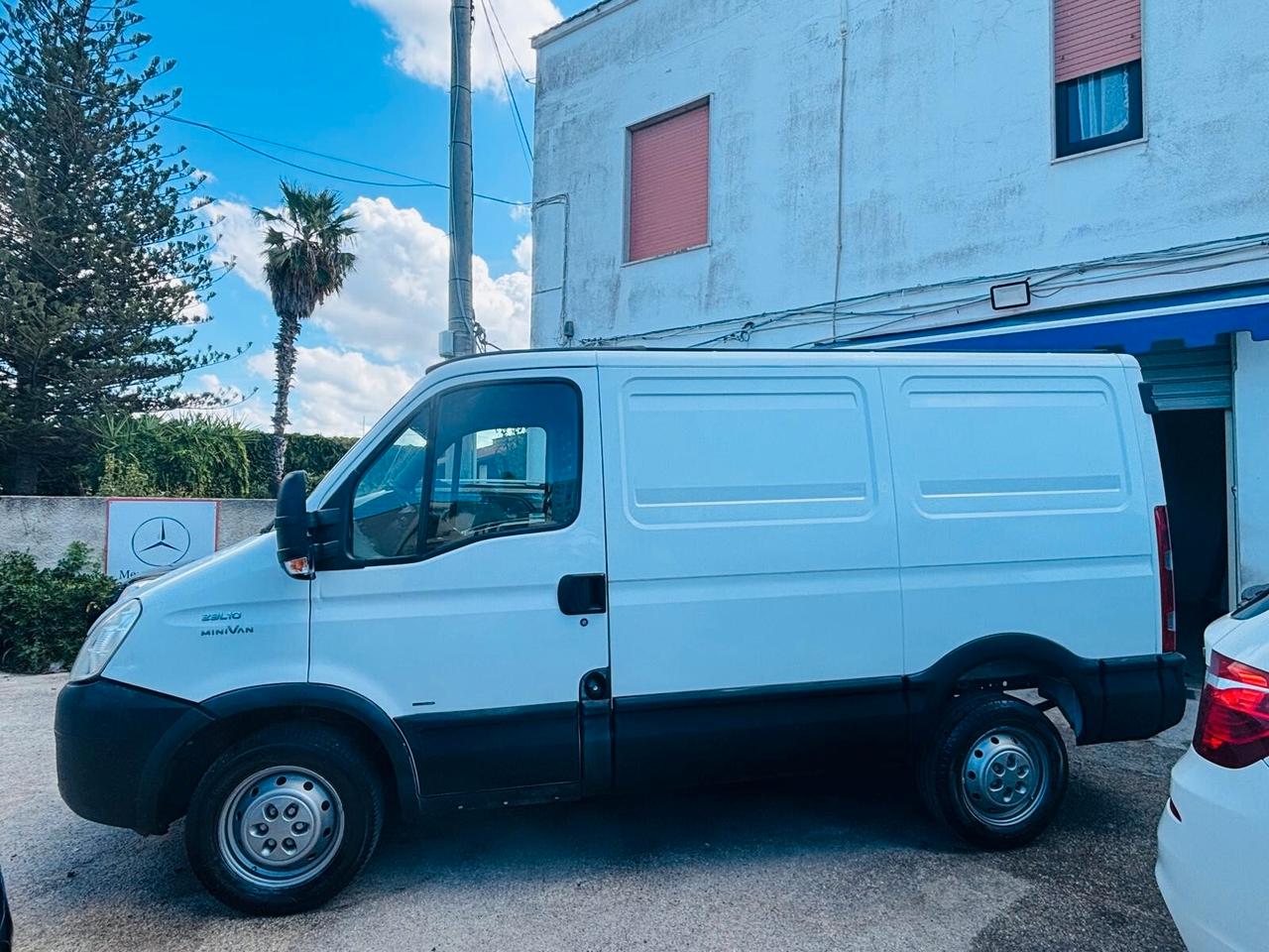 IVECO DAILY MINI VAN