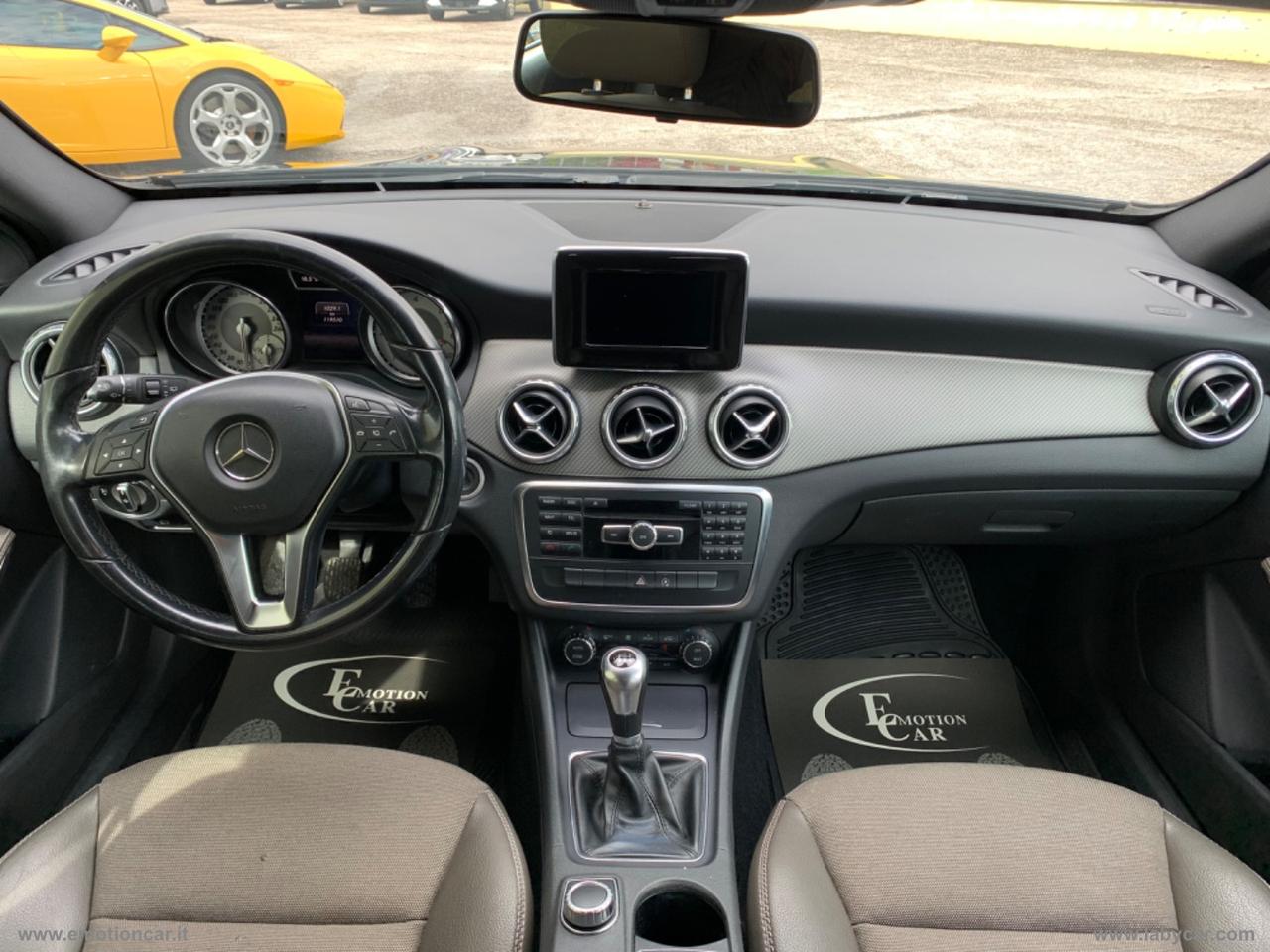 MERCEDES-BENZ GLA 200 CDI Premium - 2015