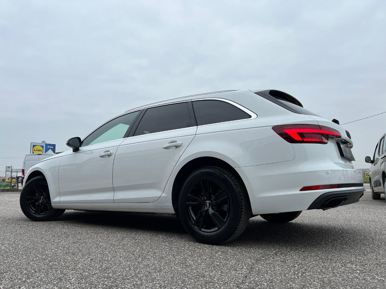 AUDI A4 Avant 30 TDI S tronic Business