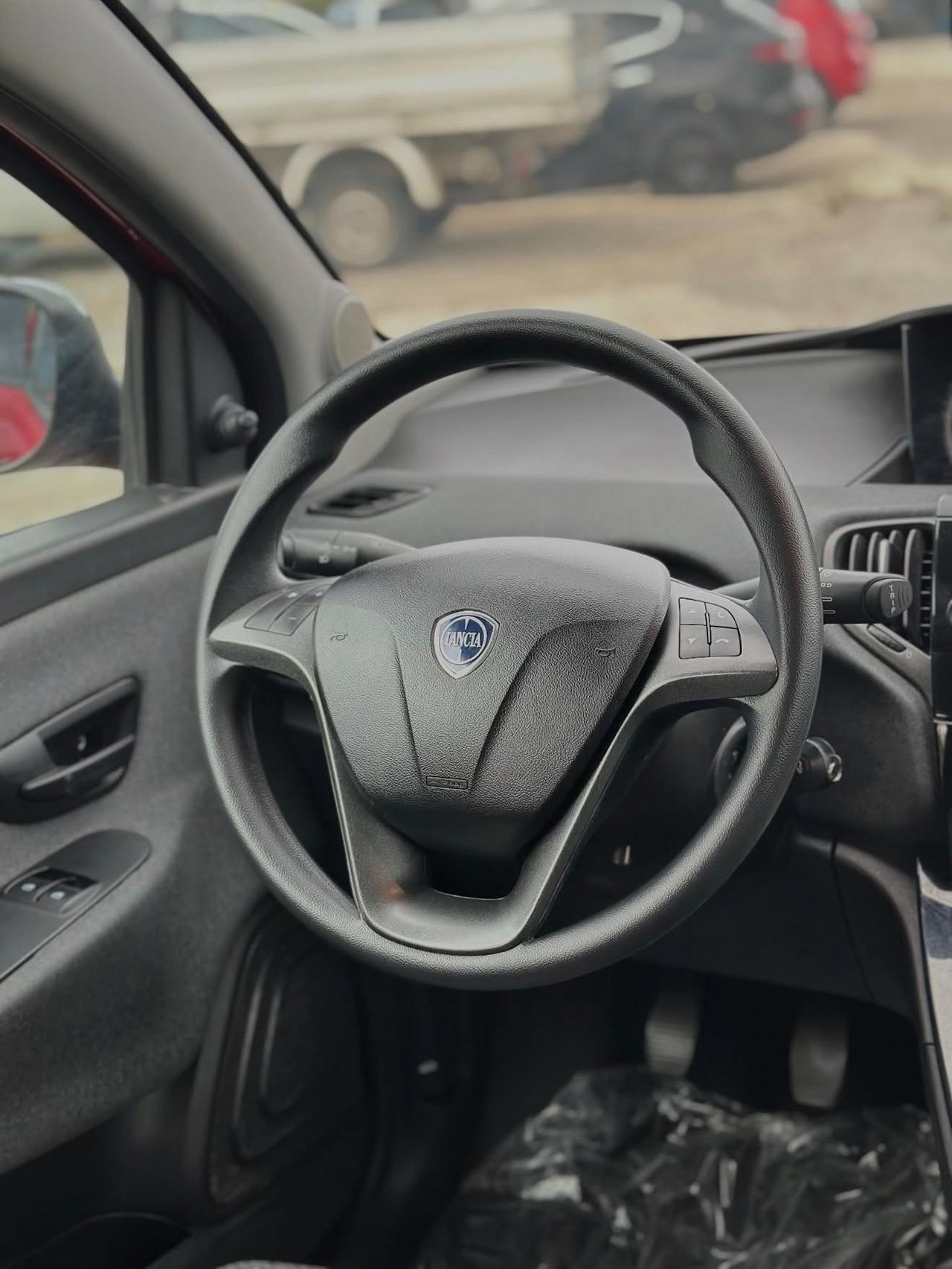 Lancia Ypsilon 1.0 FireFly 5 porte S&S Hybrid Silver